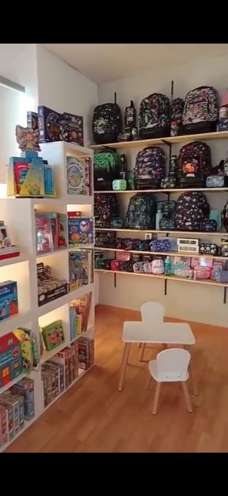 Mochilas y juegos en Papel y Tijera Parque Venecia